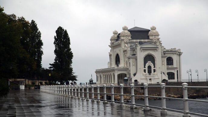 cod rosu furtuna vijelie ploi umbrela constanta saci nisip