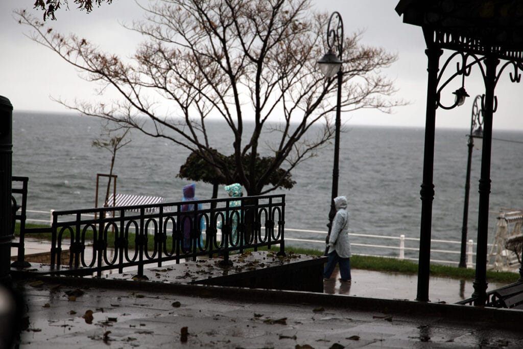 cod rosu furtuna vijelie ploi umbrela constanta saci nisip