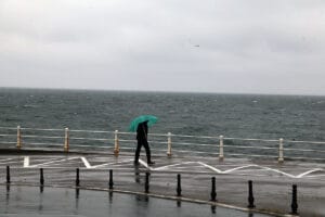 cod rosu furtuna vijelie ploi umbrela constanta saci nisip