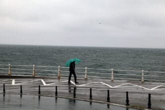 cod rosu furtuna vijelie ploi umbrela constanta saci nisip