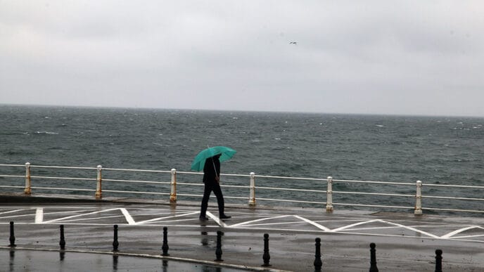 cod rosu furtuna vijelie ploi umbrela constanta saci nisip