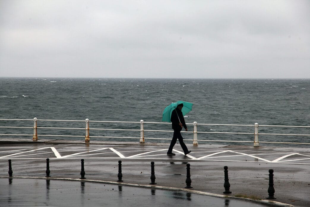 cod rosu furtuna vijelie ploi umbrela constanta saci nisip