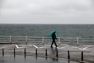 cod rosu furtuna vijelie ploi umbrela constanta saci nisip