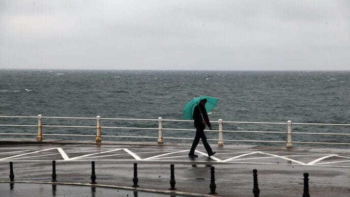 cod rosu furtuna vijelie ploi umbrela constanta saci nisip