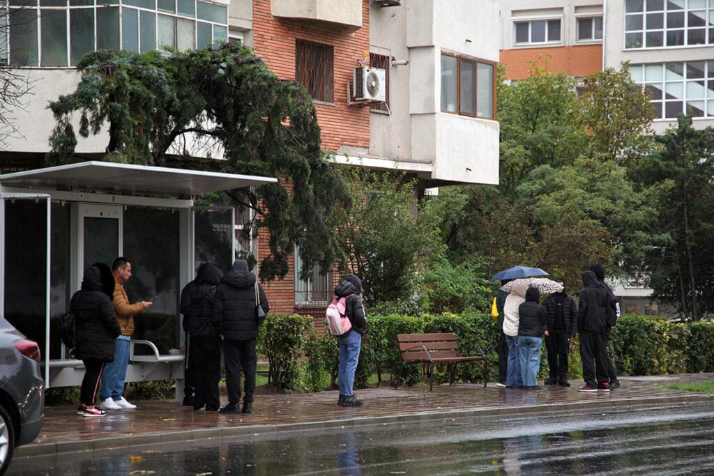 cod rosu furtuna vijelie ploi umbrela constanta saci nisip