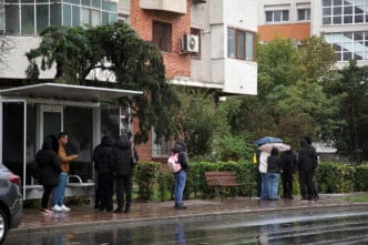 cod rosu furtuna vijelie ploi umbrela constanta saci nisip