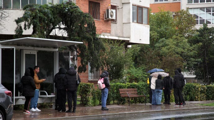 cod rosu furtuna vijelie ploi umbrela constanta saci nisip