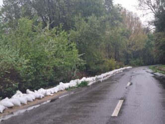 cod rosu furtuna vijelie ploi umbrela constanta saci nisip