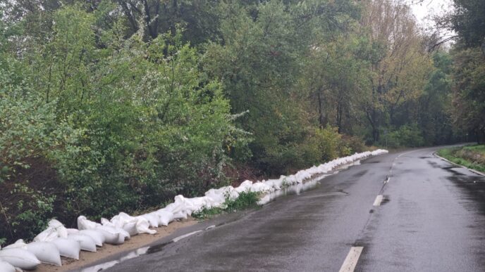 cod rosu furtuna vijelie ploi umbrela constanta saci nisip