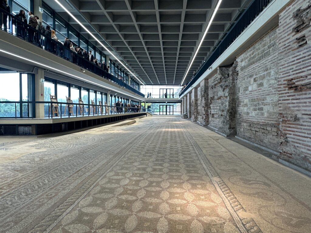 Edificiul Roman cu Mozaic