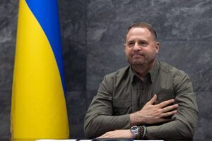 andrii-iermak-cu-steag