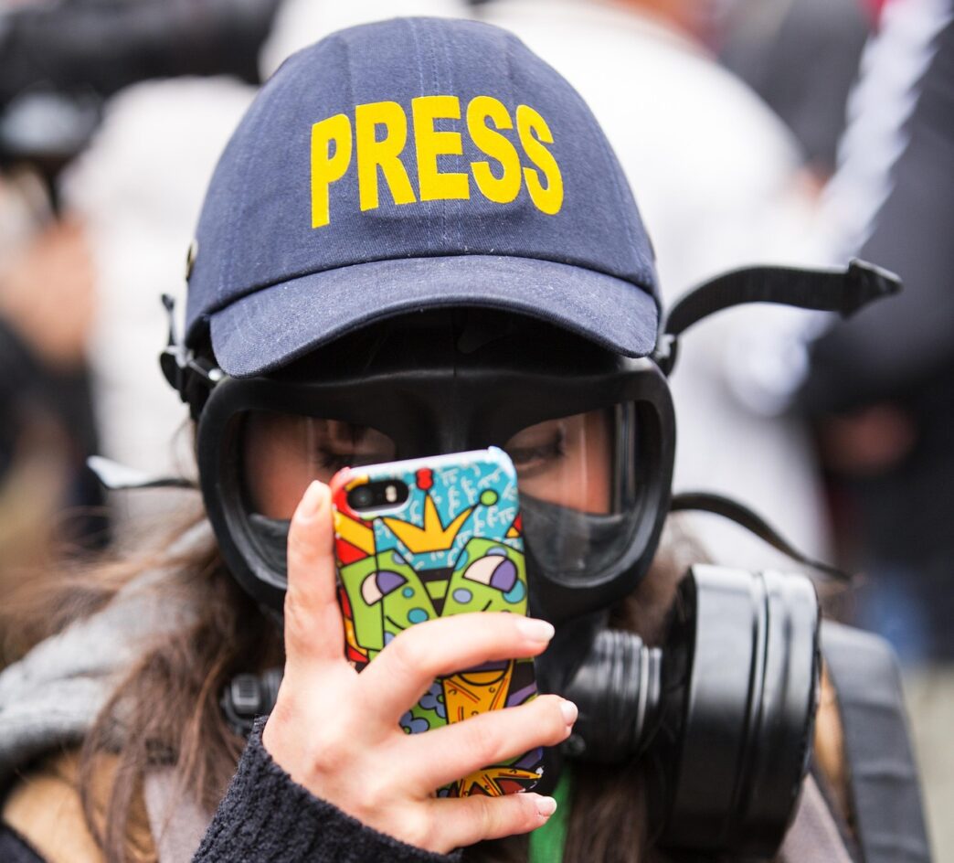 jurnalist-război-mască-de-gaz-presă