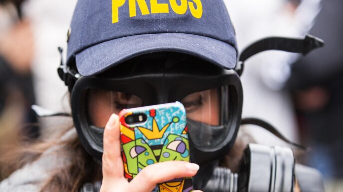 jurnalist-război-mască-de-gaz-presă