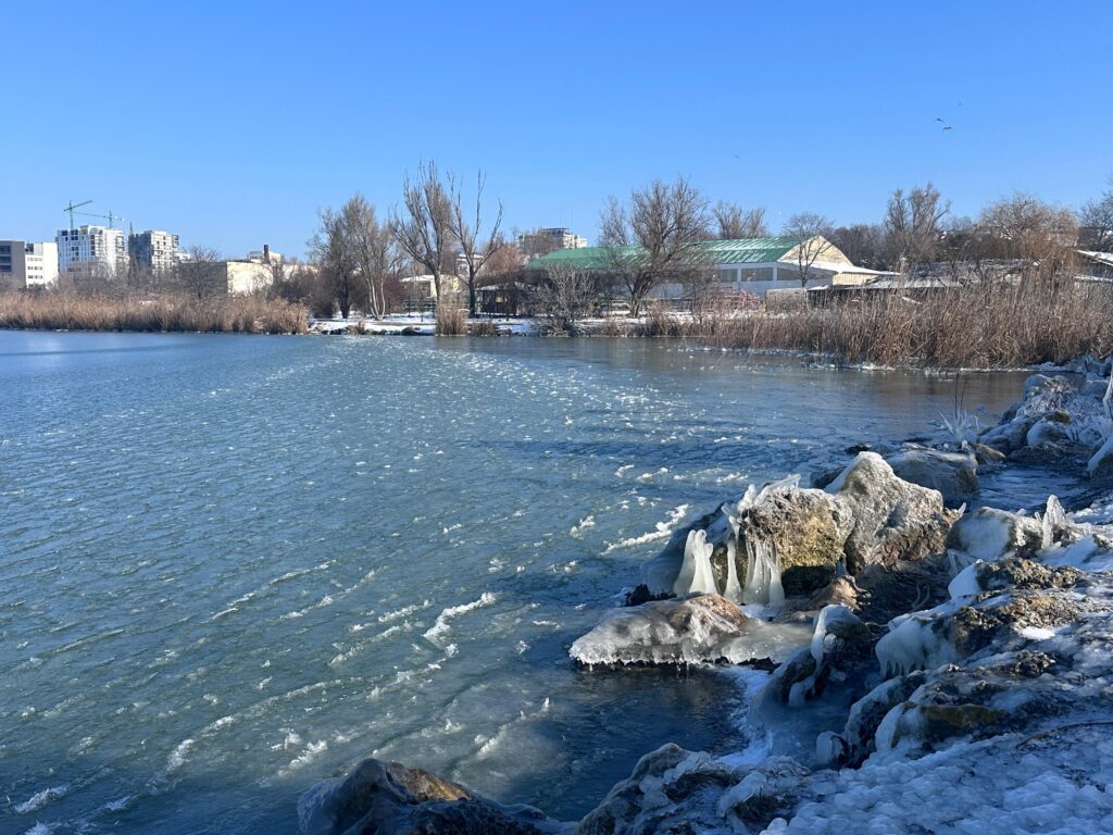 lac tabacarie inghetat iarna