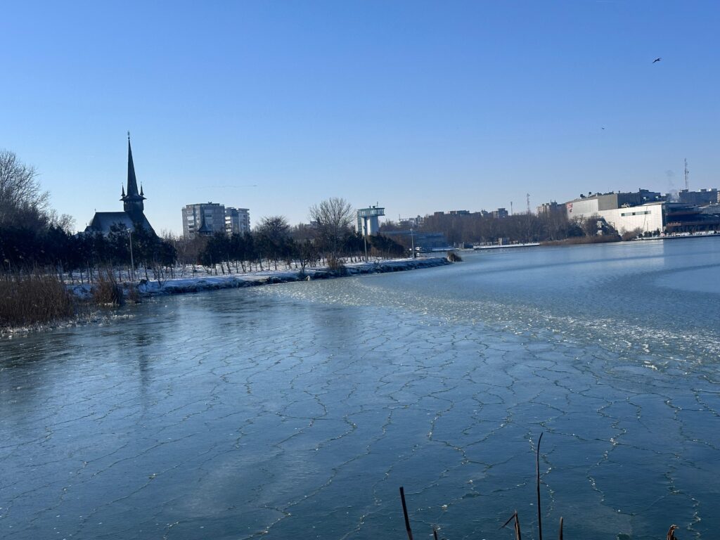 lac tabacarie inghetat iarna